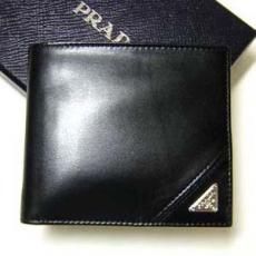 プラダ スーパーコピー  ヴィテロレザー　二つ折財布（ブラック）2M0738-P31
